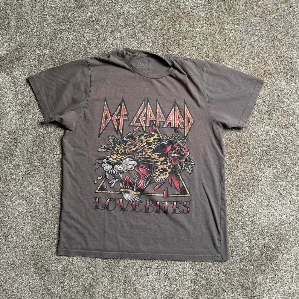 GREY DEF LEPPARD "LOVE BITES" GRAPHIC TEE